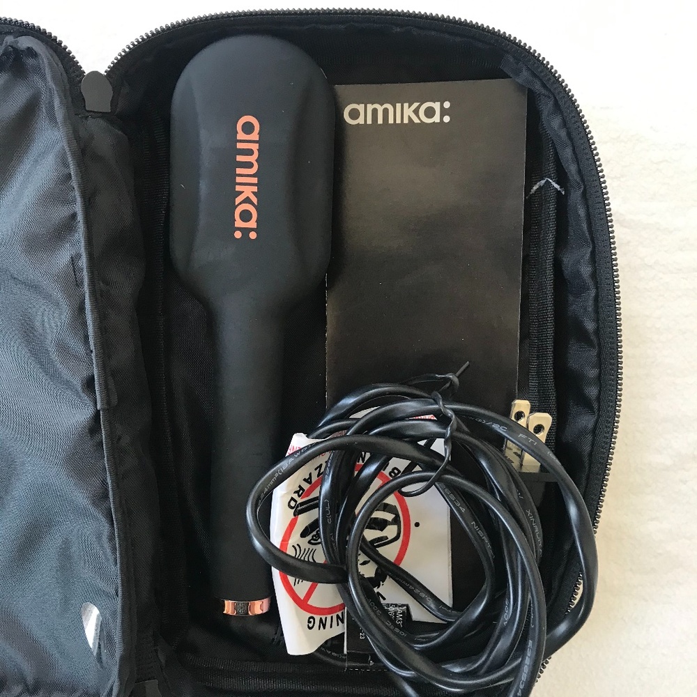 Amika Polished Perfection Mini straightening brush